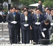 이재명 대표 등 신임 지도부, 봉하마을 참배