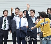 민주당 지도부, 평산마을 총출동