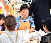 추석 앞둔 화천은 '사랑 한가득'…국가유공자·독거노인 방문