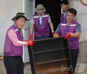 이범석 청주시장 '찾아가는 시장실' 독거 어르신 봉사활동