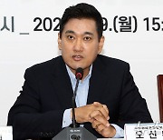 모두발언하는 오신환 위원장