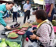 대가야시장서 추석장보기 하는 이남철 고령군수