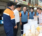 포스코, 끝없는 온정의 손길… 포항제철소, 추석 앞두고 ‘전통시장 활성화’