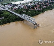 역대급 최강 태풍 베트남 강타…철교 붕괴되고 차 12대 강물에 추락