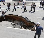 Sinkhole site deemed 'safe' despite plummeting groundwater levels