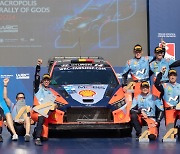 '4번째 우승컵·트리플 포디움 달성' 현대차, 2024 WRC 그리스 제패