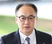 출근하며 질문에 답하는 이원석 검찰총장