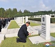 현철해 전 원수 묘소 참배하는 박태성 당 비서