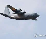 플레어 발사하는 공군 C-130 수송기