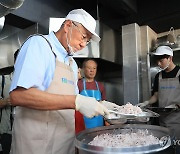 배식 봉사활동 하는 류진 한경협 회장