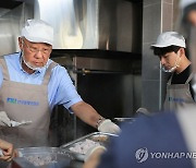 한경협 임직원 20여명, 추석 맞이 무료배식 봉사활동