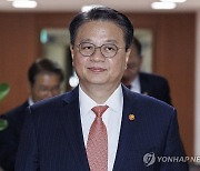 [동정] 방기선 국조실장, 전통시장서 추석물가 점검