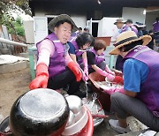 '찾아가는 청주시장실'…오창 독거노인 집 대청소