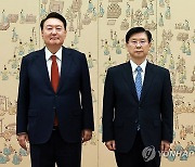 尹대통령, 박종준 신임 경호처장에 임명장 수여