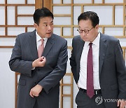 대화하는 안보실 1차장과 3차장