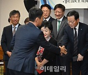 [포토]인사 나누는 이복현 금융감독원장-조병규 우리은행장