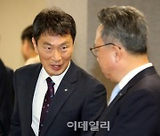 [포토]참석자와 이야기 나누는 이복현 금융감독원장