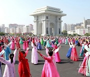 북한 여맹원, '9·9절' 76주년 맞아 개선문광장서 무도회