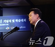 윤 "기초법학, 새 도전 직면"…조홍식 "로스쿨, 저사양 로봇 양산"(종합)