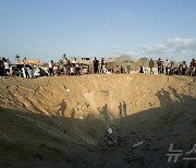 [포토] 파괴된 난민촌 점검하는 사람들