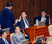 신정훈 행안위원장과 대화하는 이재명 대표