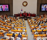 대정부질문 공방전…야 "중일마 파면감" 여 "계엄설 극단적 망상"