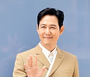 [MD포토] 이정재 '멋스러운 손인사'