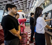 바이오패스 등록하는 김포공항 이용객들