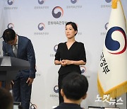 인사하는 이정우 문화체육관광부 체육국장