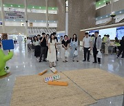 농협은행 인천본부, 윷놀이 체험과 송편 맛보기행사 개최