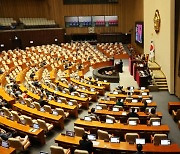 외교·국방 장관 지각 출석…5시간 늦춰진 본회의에 정작 의원 상당수는 불참