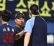 [ST포토] 김태형 감독, '윌커슨 보는 다정한 눈빛'