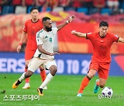 중국, 수적 우위에도 사우디에 1-2 역전패…C조 최하위