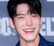 [T포토] 김우빈 '시원시원한 미소'