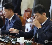 물 마시는 이복현 금감원장