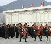 북한, 정권수립 76주년 맞아 김일성·김정일 동상에 헌화