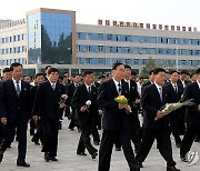 북한, 정권수립 76주년 맞아 김일성·김정일 동상에 헌화