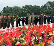 북한, 정권수립 76주년 맞아 김일성·김정일 동상에 헌화