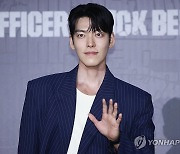 김우빈, 다정한 인사