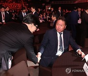 인사하는 한동훈 대표와 최태원 회장