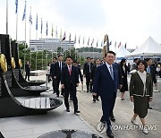 6·25전쟁 참전국 기념비 둘러보는 윤석열 대통령