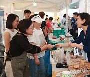 '동행축제 전통시장 판매전' 둘러보는 오영주 장관