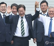 이재명 "평산책방 폭력행태 규탄…적대정치 종식해야"