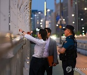 김건희 여사, 자살 예방 및 구조 활동 경찰과 마포대교 도보 순찰