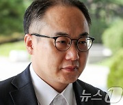 굳은 표정으로 출근하는 이원석 검찰총장