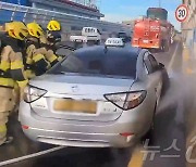 제주공항 고가도로 달리던 전기차 택시 화재…"인명피해 없어"