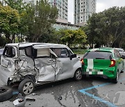 대구서 전기차 택시가 다중 추돌해 8명 부상…"급발진 주장"