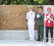 인천 자유공원에 새롭게 설치된 맥아더 장군 부조물