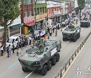 도로 위 달리는 장갑차 '제74주년 인천상륙작전 기념 시가행진'