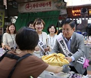 추석 앞두고 망원·아현시장 장 보기 나선 박강수 마포구청장